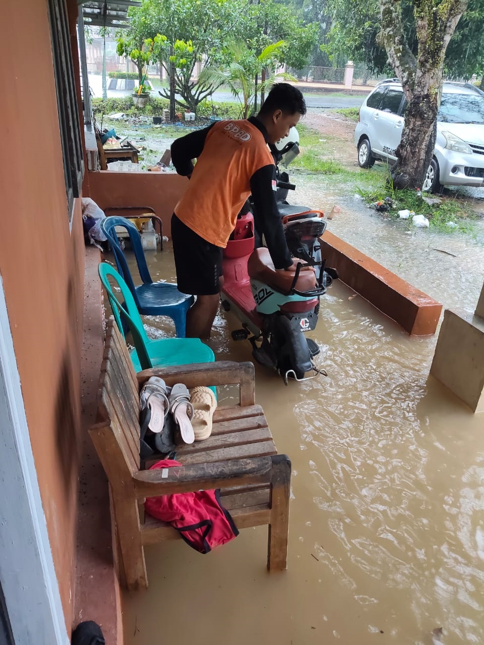 banjir di sejumlah titik, khususnya di Kelurahan Nanga Bulik, Kecamatan Bulik. Akibatnya, puluhan rumah warga dilaporkan terendam air setinggi lutut orang dewasa.