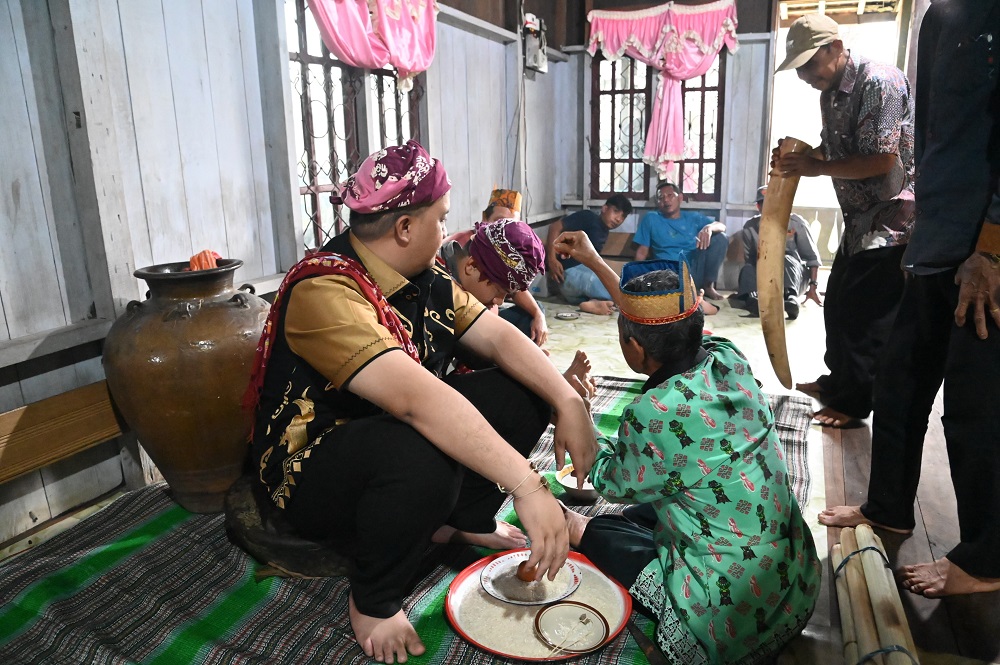 Bupati Lamandau Rizky Aditya Putra menyampaikan sambutan kepada masyarakat Desa Kinipan, Kecamatan Batang Kawa, Kabupaten Lamandau, Sabtu (6/9).