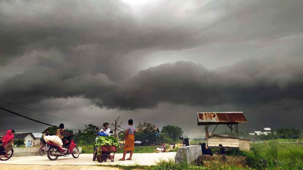 Langit di Kabupaten Kotawaringin Timur sebelum turun hujan. (Dok. Oes/Radar Sampit)