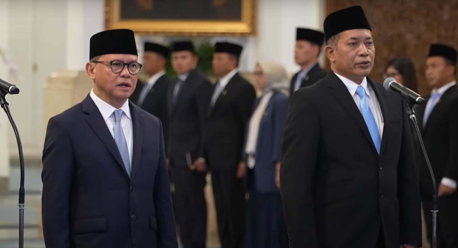 Mukhtarudin (kiri) saat prosesi pelantikan sebagai Menteri Perlindungan Pekerja Migran Indonesia