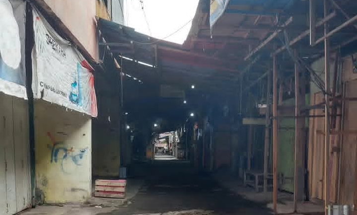 Kondisi Pasar Lama di Kelurahan Raja, Kecamatan Arsel, Kabupaten Kotawaringin Barat yang sepi tanpa aktifitas perdagangan, belum lama ini.