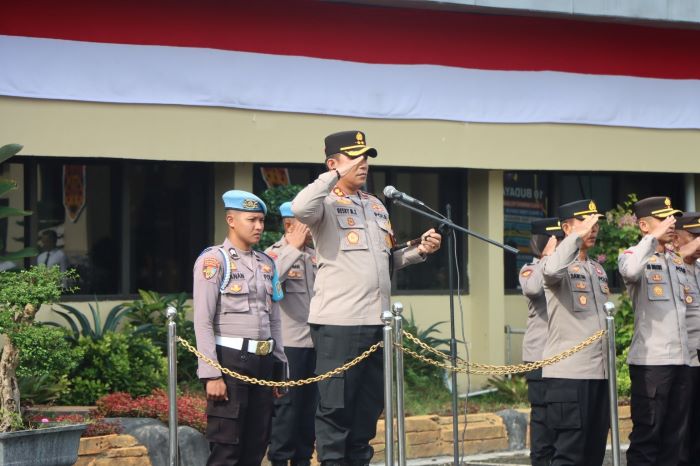 PIMPIN : Kapolres Kotim AKBP Resky M Zulkarnain saat memimpin apel pagi, Senin (8/9/2025). FOTO : HUMAS POLRES KOTIM/RADAR SAMPIT