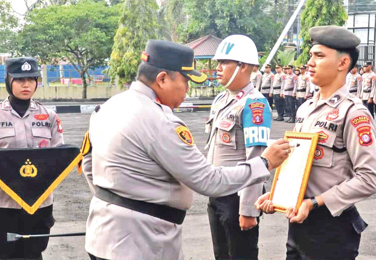 DIPECAT: Kapolresta Palangka Raya Kombes Pol Dedy Supriadi saat memimpin upacara pemecatan Aipda VR, Senin (8/9/2025).