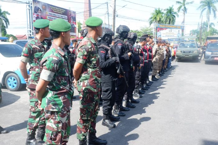 PATROLI GABUNGAN : Personel TNI - Polri bersiap melaksanakan patrol gabungan mencegah terjadinya gangguan Kamtibmas di Kotim, belum lama tadi. FOTO: POLRES KOTIM/RADAR SAMPIT