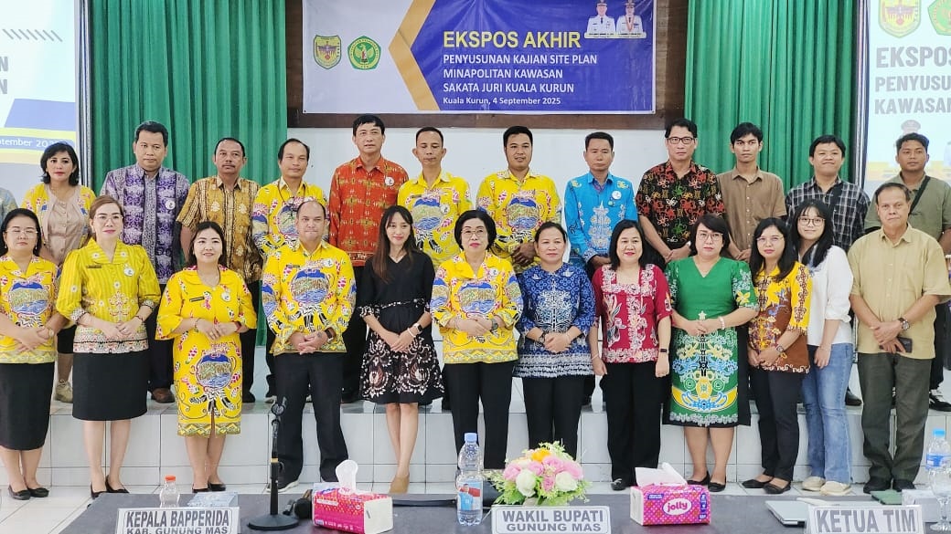Wakil Bupati Gumas Efrensia LP Umbing didampingi Kepala Bapperida Yantrio Aulia dan Ketua Tim Pelaksana Rosana Elvince, berfoto bersama dengan peserta ekspos akhir penyusunan site plan minapolitan