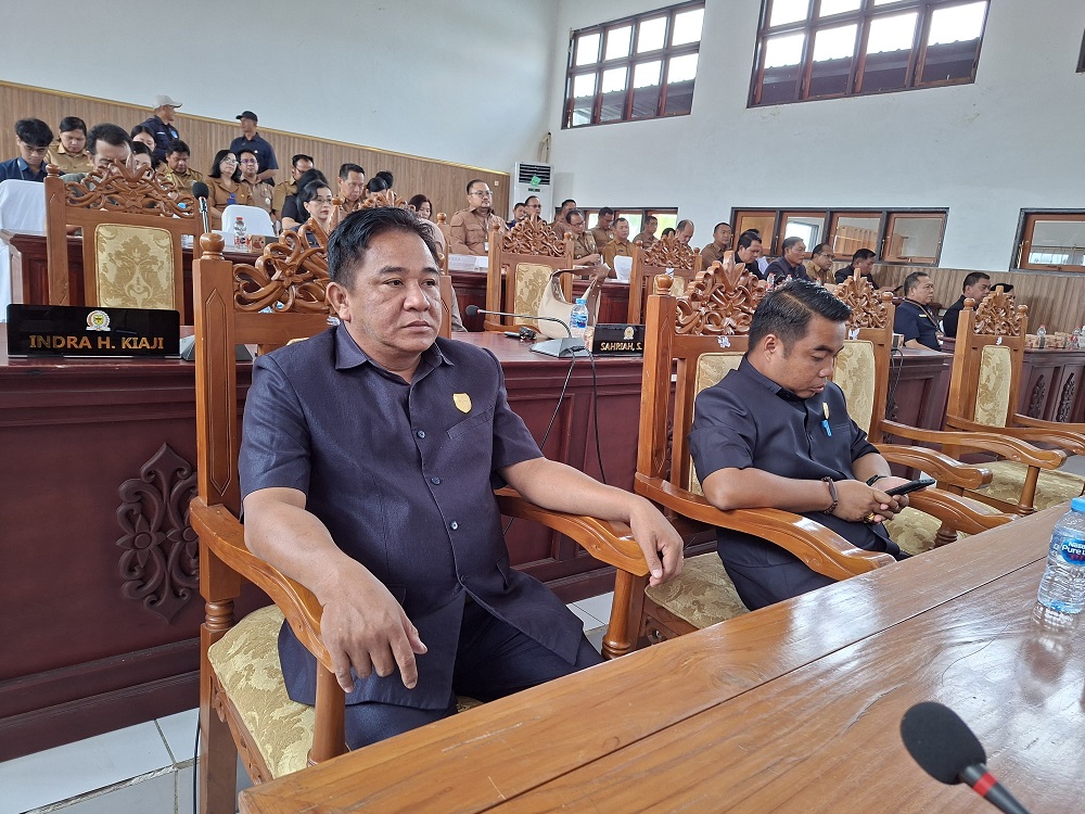 Juru Bicara Banggar DPRD Kabupaten Gumas Charles Frengki (ujung kiri) saat menghadiri rapat paripurna DPRD setempat, pekan lalu.