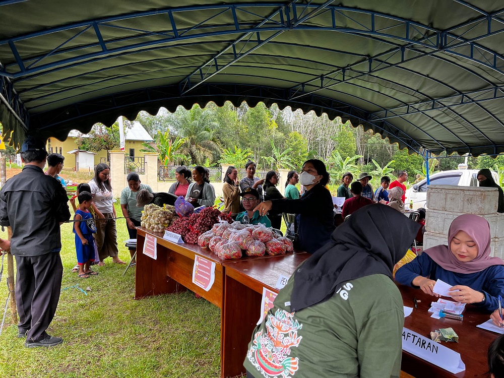Aktivitas pasar murah di seluruh kecamatan di kabupaten Lamandau dalam sepekan terakhir bantu turunkan harga bahan pangan di pasaran.