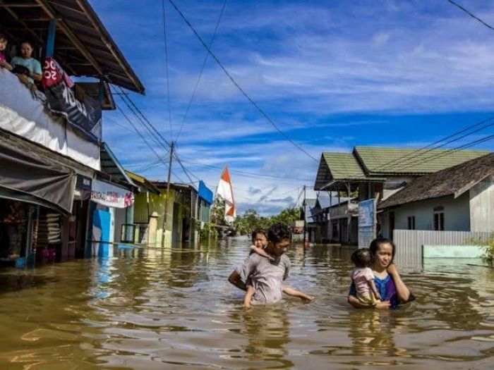 BENCANA : Banjir di Kabupaten Katingan, beberapa waktu lalu sempat merendam pemukiman, mengganggu aktivitas masyarakat dan dunia pendidikan. FOTO: DOKUMEN/RADAR SAMPIT