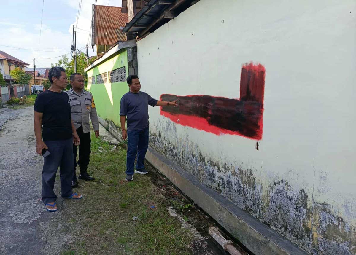 DISELIDIKI: Aparat kepolisian turun tangan menyelidiki vandalisme tak senonoh di Jalan Harum Manis VII, Kelurahan Panarung, Palangka Raya.