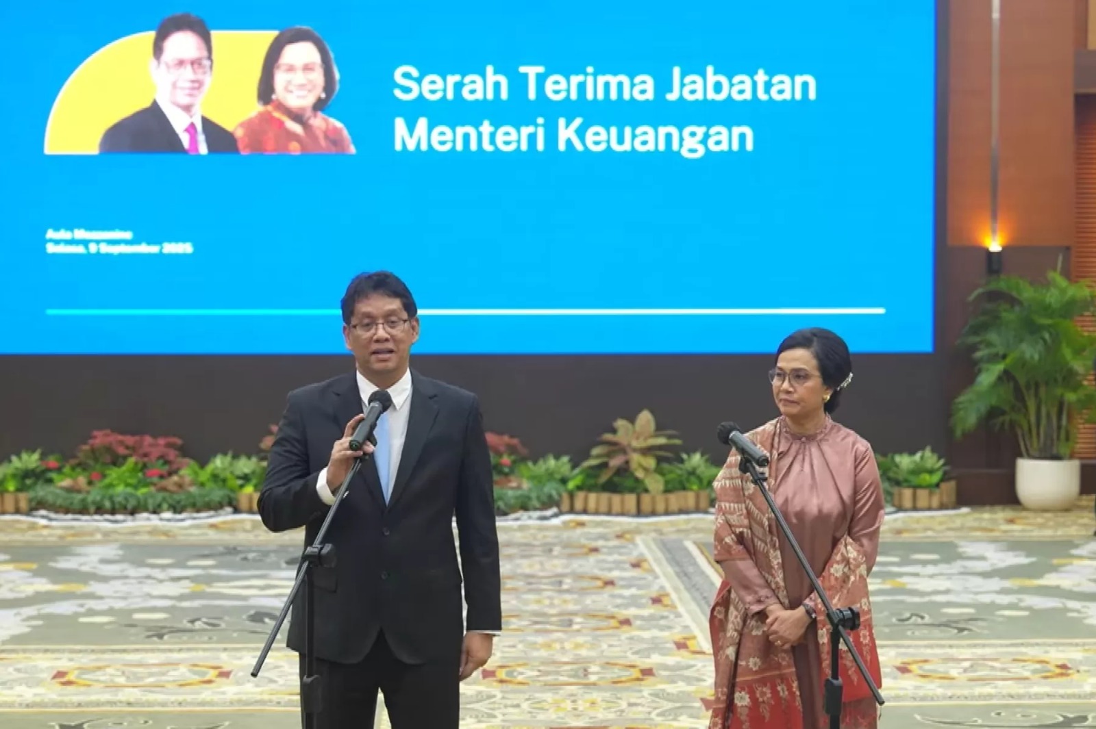 Purbaya Yudhi Sadewa usai serah terima jabatan Menteri Keuangan bersama Sri Mulyani di Gedung Juanda I, Jakarta, Senin (9/9/2025). (Youtube Kementerian Keuangan RI)