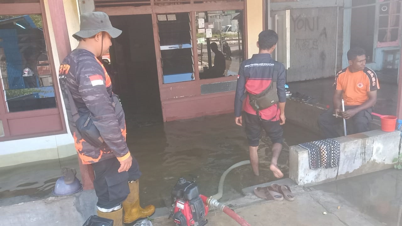 Hujan deras menyebabkan banjir di beberapa wilayah di Kecamatan Kumai, Kabupaten Kotawaringin Barat, Rabu (10/9)