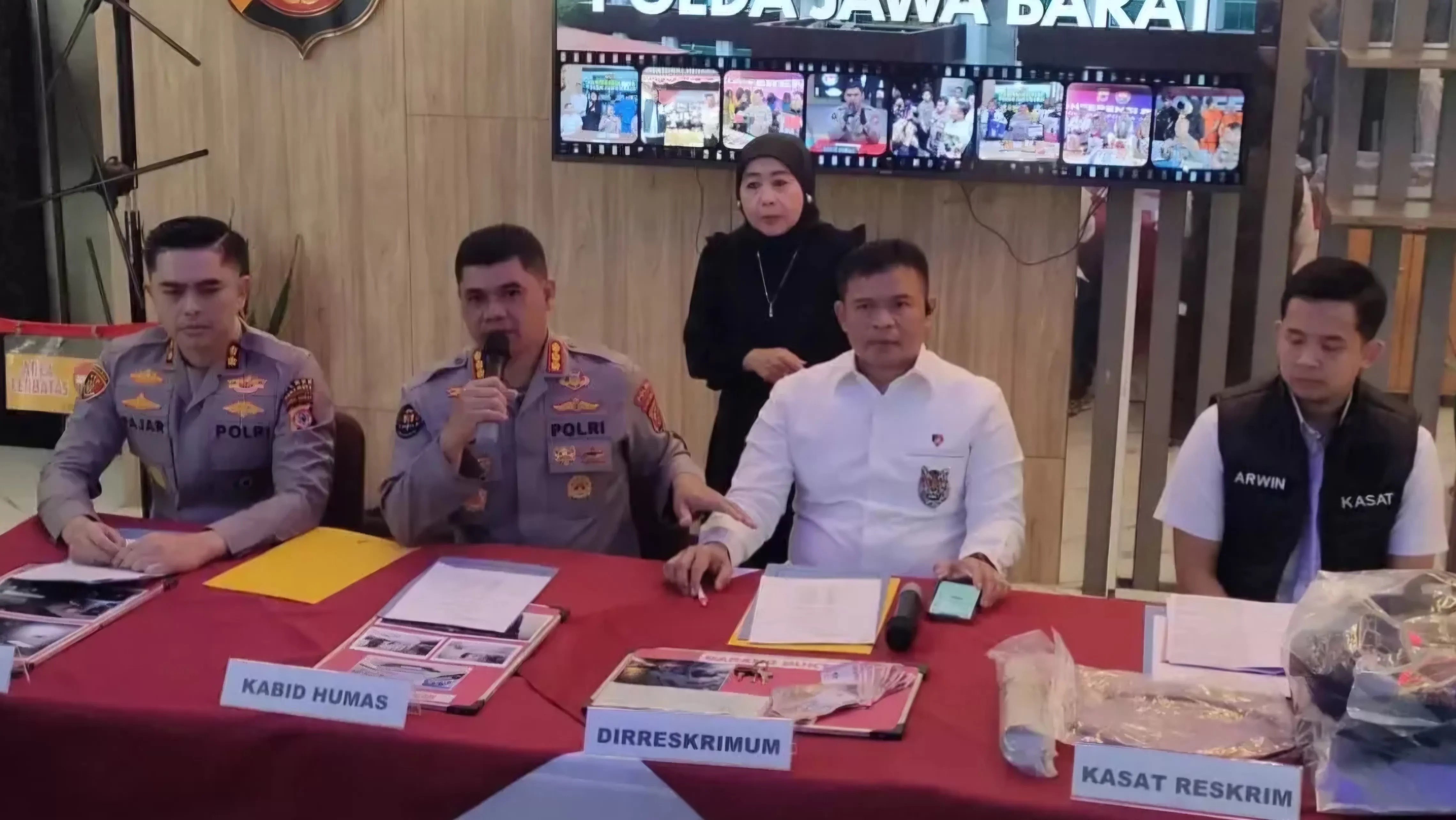 Pengungkapan kasus pembunuhan berencana satu keluarga di Indramayu oleh Polda Jabar, Selasa (9/9/2025). (Foto. Sandi Nugraha/Jabarekspres)