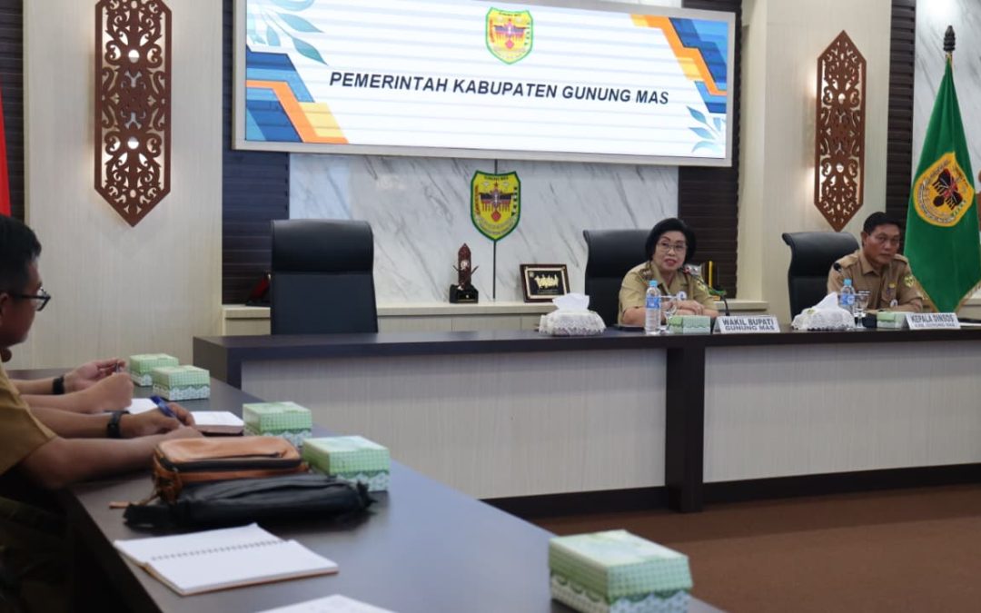 Wakil Bupati Gumas Efrensia LP Umbing didampingi Kepala Dinas Sosial Jhonson Ahmad ketika memimpin rapat peningkatan SDM tenaga kependidikan sekolah rakyat