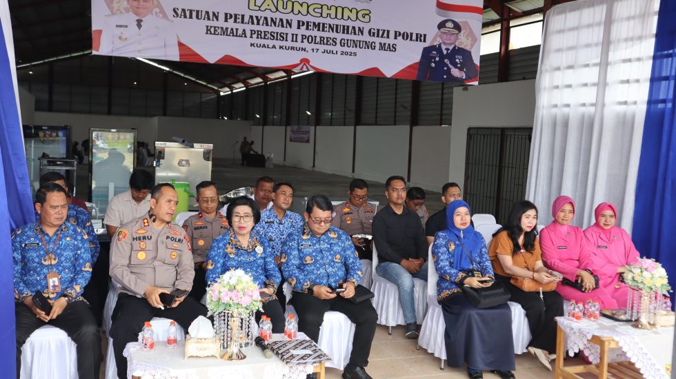 Wakil Bupati Gumas Efrensia LP Umbing (tiga dari kiri) ketika menghadiri peresmian SPPG Polri Kemala Presisi II, di Jalan Nanas, Kota Kuala Kurun