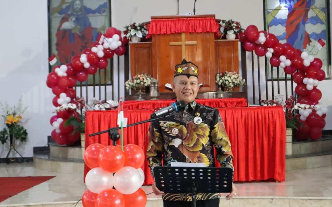Bupati Gumas Jaya Samaya Monong ketika menghadiri suatu kegiatan di Gereja Estomihi, Kuala Kurun, pekan lalu.