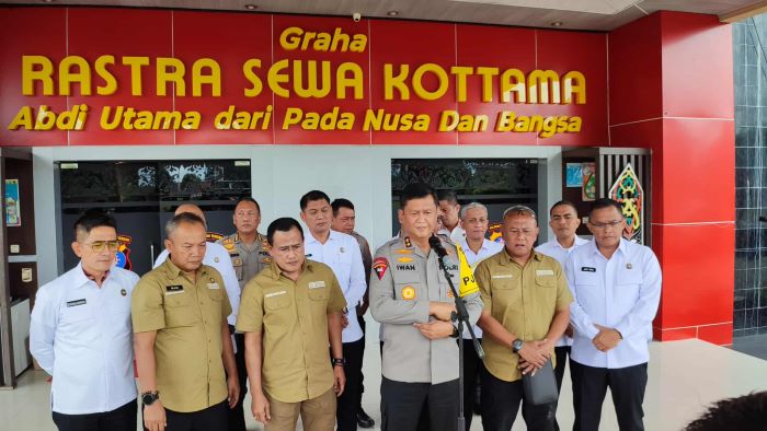 BERSAMA : Kapolda Kalteng Irjen Pol Iwan Kurniawan bersama peserta didik Sekolah Staf dan Pimpinan Tinggi (Sespimti) Polri Angkatan 34 Gelombang II Tahun Anggaran 2025. FOTO: DODI/RADAR SAMPIT