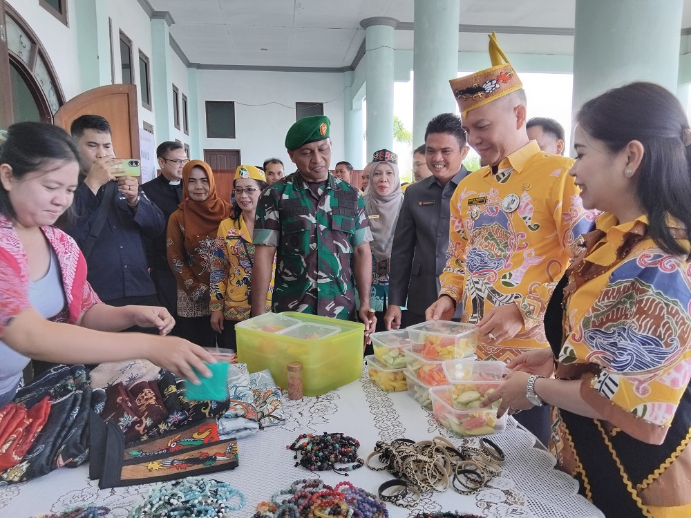 : Bupati Gumas Jaya Samaya Monong bersama Ketua Dekranasda Mimie Mariatie Jaya Samaya Monong, ketika meninjau bazar olahan karya anak daerah, di GPU Damang Batu.