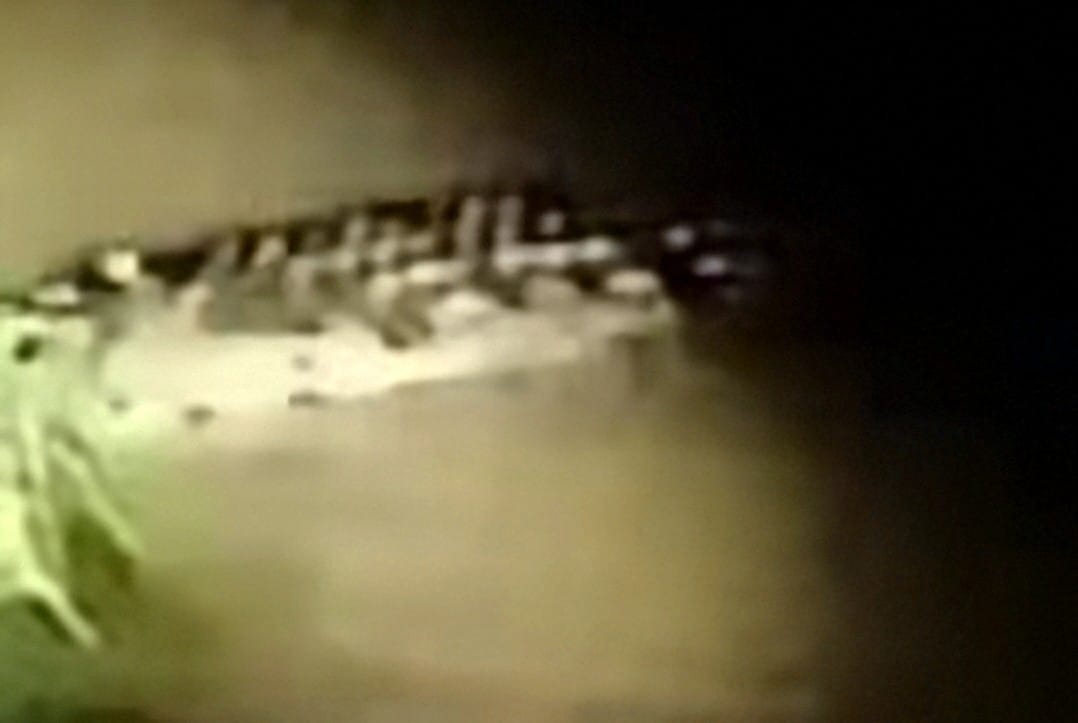 Buaya besar diperairan dekat permukiman warga di Desa Camba, Kecamatan Kota Besi, Kabupaten Kotawaringin Timur, Kalteng direkam warga.