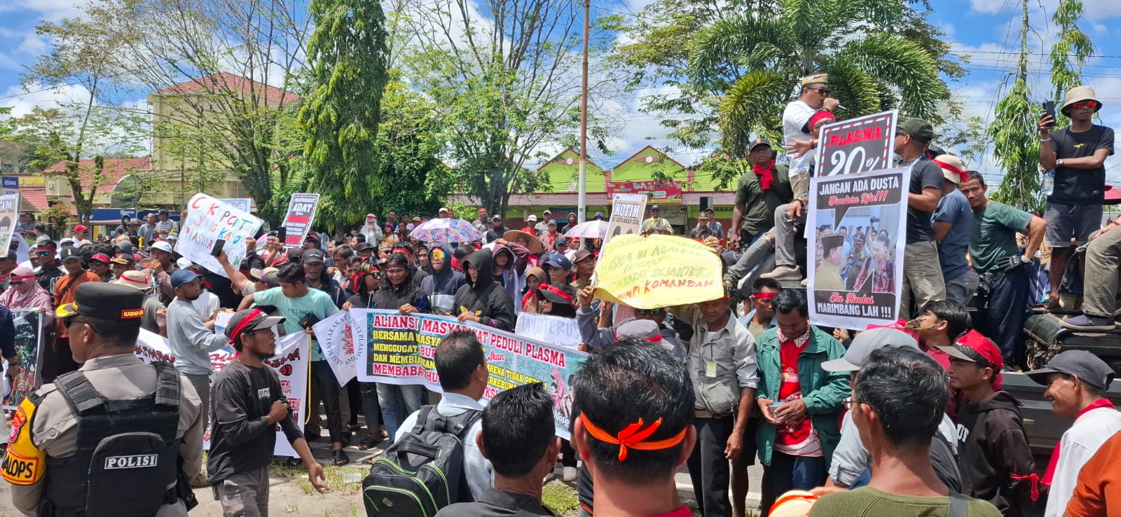 Ratusan warga dari berbagai desa dan koperasi di Kabupaten Kotawaringin Timur (Kotim) menggelar aksi unjuk rasa menuntut realisasi kebun plasma dari sejumlah perusahaan perkebunan, Rabu (11/9/2025).