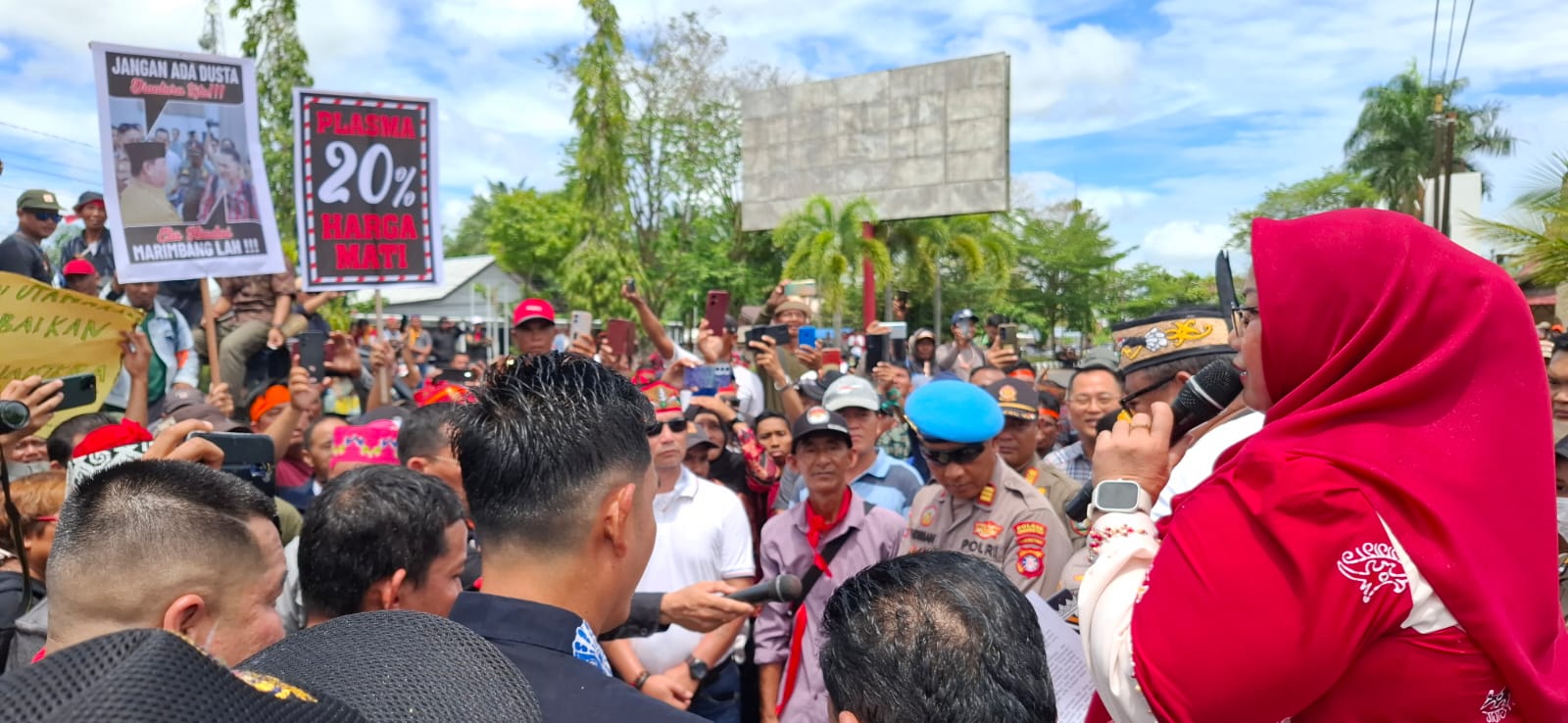 Wabup Kotim Irawati saat menemui pendemo plasma sawit perkebunan di depan Kantor Bupati Kotim, Kamis (11/9/2025)