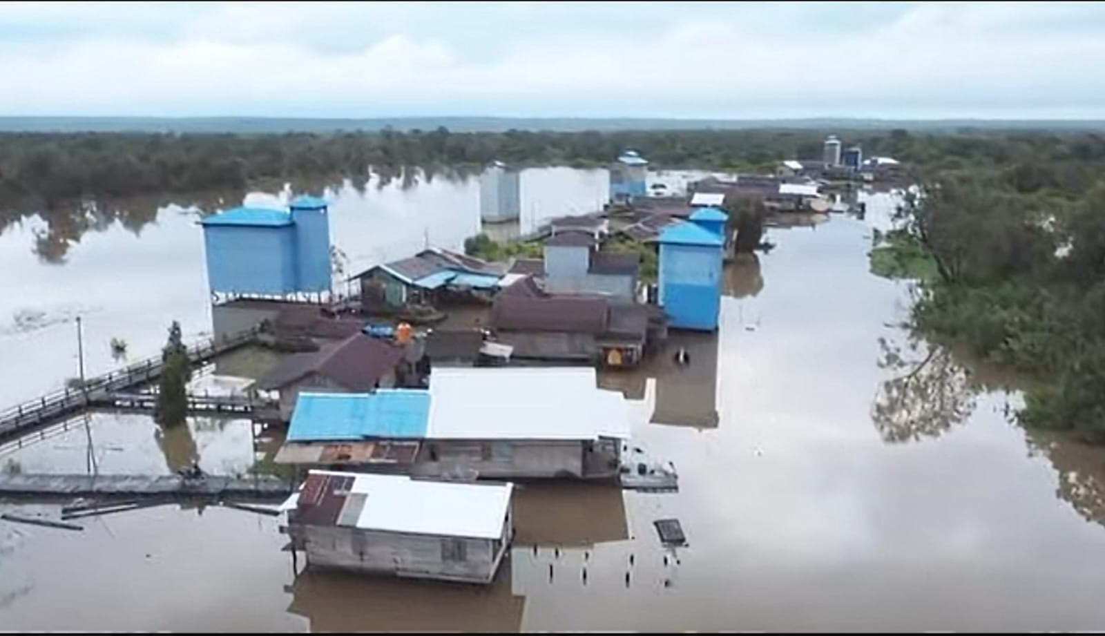 Genangan&nbsp;di wilayah Desa Natai Baru, Kecamatan Mentaya Hilir Utara, Kabupaten Kotawaringin Timur, berbarengan dengan hujan deras yang terjadi beberapa hari terakhir. (Facebook: Nonop Hidayat)