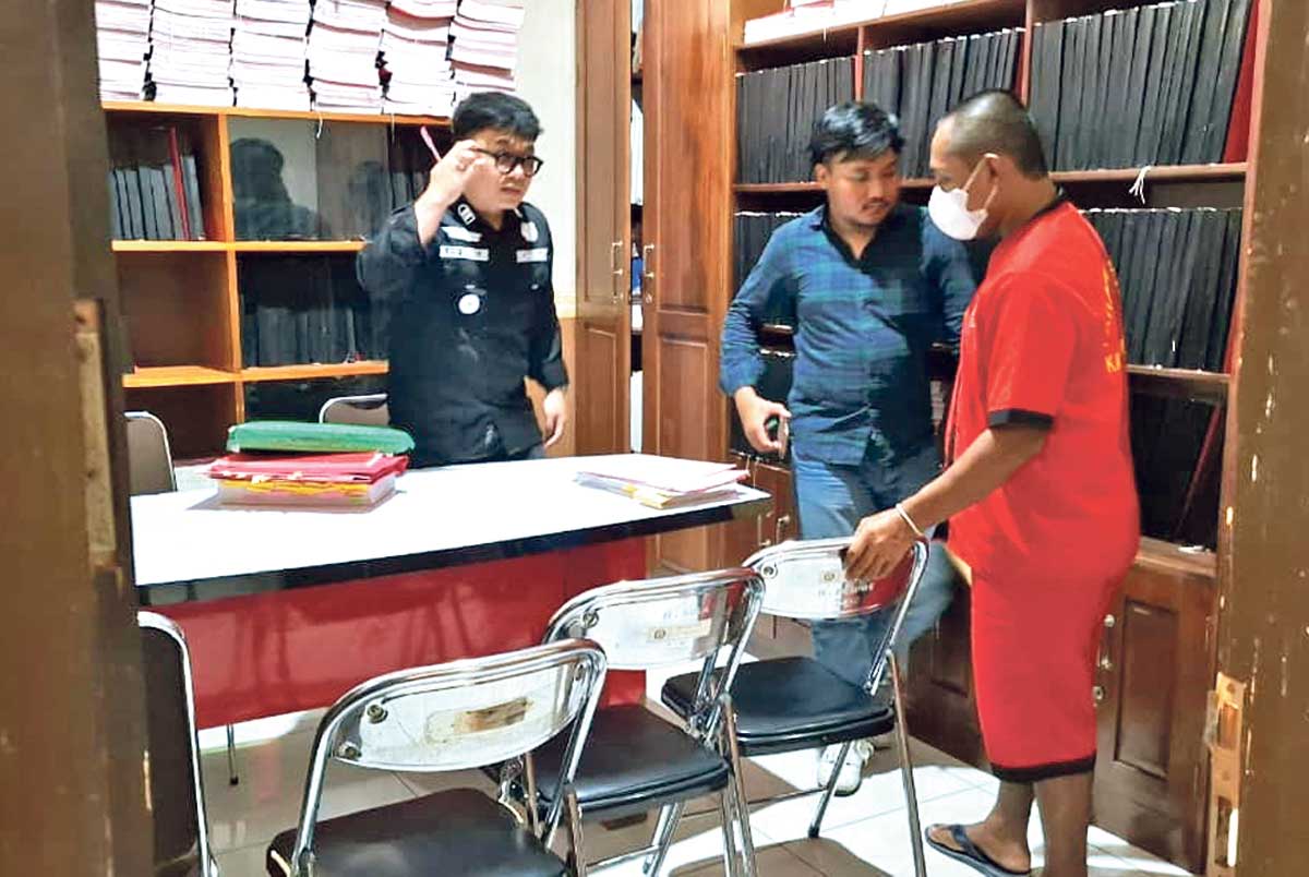 PELIMPAHAN: Tersangka kasus pertahanan saat dilimpahkan ke Kejari Kotim.
