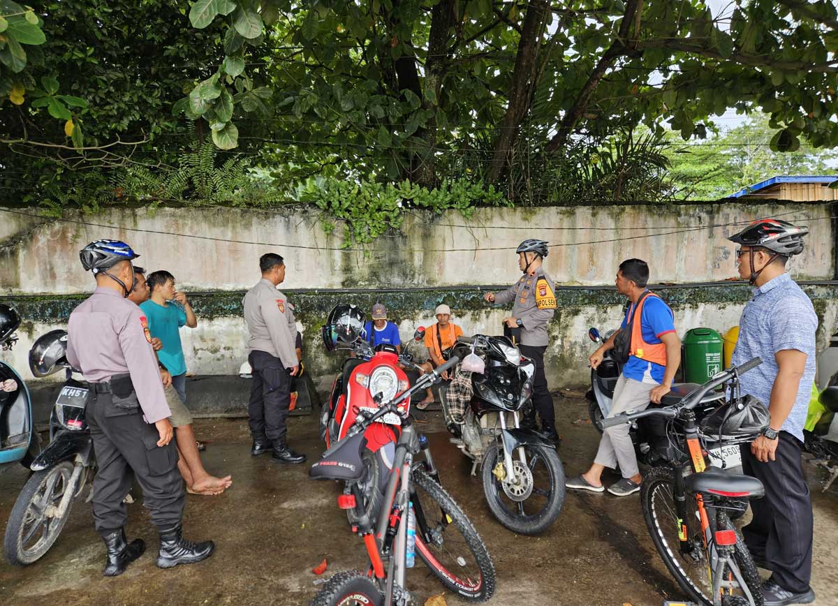 PATROLI: Kapolsek KPM Ipda Agus Setiawan saat memimpin patroli di wilayah Pelabuhan Sampit, Kamis (11/9).