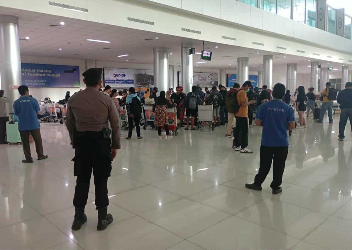 PATROLI: Personel Satpamobvit Polresta Palangka Raya melakukan pengamanan rutin di Bandara Tjilik Riwut, Kamis (11/9/2025).