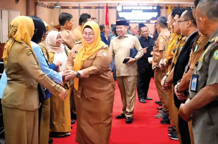 PARIPURNA: Wakil Bupati Kotim Irawati seusai mengikuti rapat paripurna di gedung DPRD Kotim, Senin (8/9/2025) tadi. FOTO: PROKOPIMKOTIM/RADAR SAMPIT