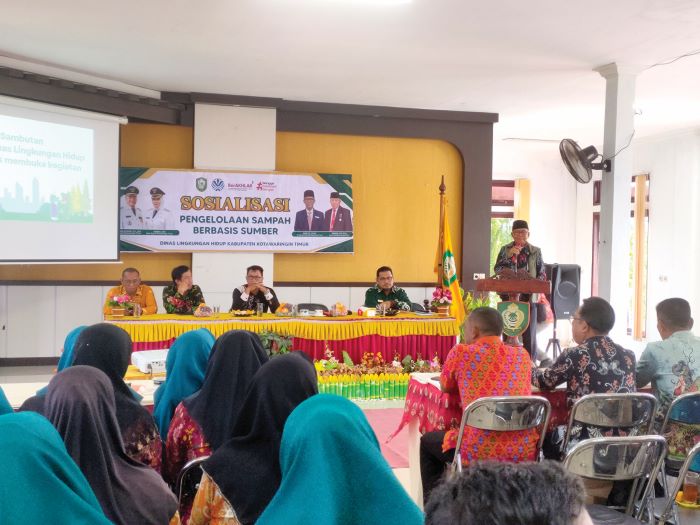 SOSIALISASI: Kepala DLH Kotim Marjuki memberikan sambutan pada acara sosialisasi pengelolaan sampah berbasis sumber, Kamis (11/9/2025) YUNI/RADAR SAMPIT