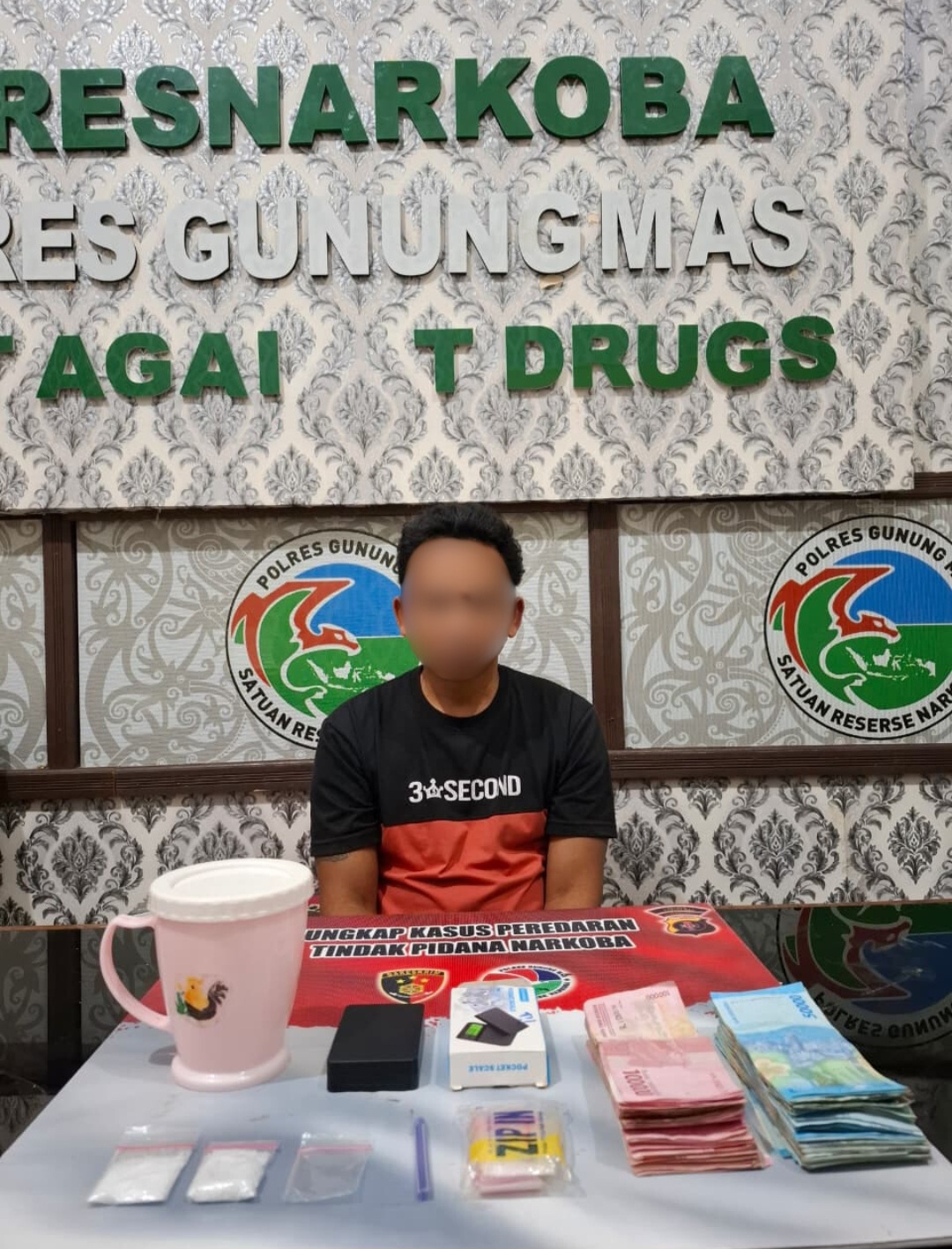 Pengedar beserta barang bukti sabu diamankan di Kantor Satres Narkoba Polres Gumas, Kamis (11/9).
