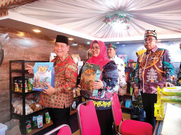 UMKM: Bupati Kotim Halikinnor bersama Wakil Bupati Irawati menunjukkan produk UMKM di ajang Sampit Trade Expo 2025, baru-baru tadi. FOTO: DOK.YUNI/RADAR SAMPIT