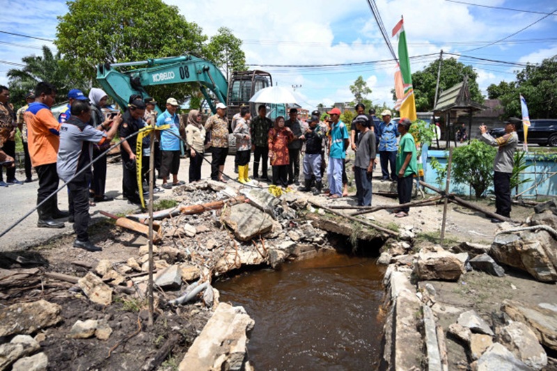 Bupati Kobar Hj Nurhidayah pada Kamis (11/9) meninjau langsung lokasi terdampak banjir dan longsor di Kecamatan Kumai