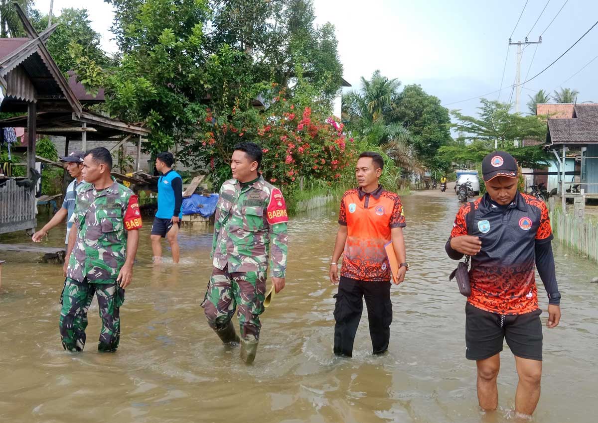 MONITORING: BPBD Lamandau saat memantau banjir di Desa Nanga Belantikan.