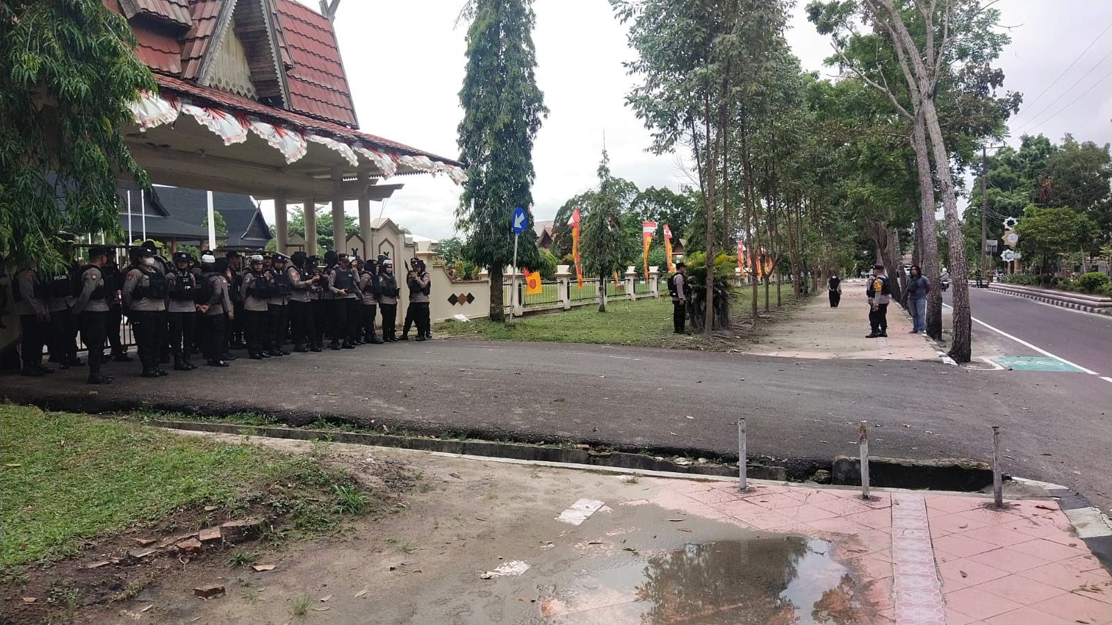 Polisi dan Damkar Kobar bersiaga di kawasan DPRD Kobar untuk menyambut aksi solidaritas mahasiswa dan masyarakat sipil di Pangkalan Bun, Jumat 912/9/2025) Syamsudin/Radar Sampit