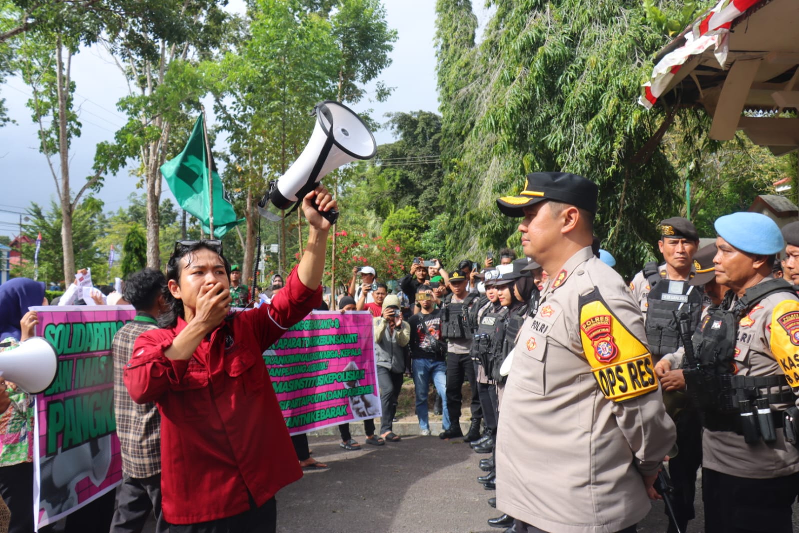 Puluhan mahasiswa dan masyarakat sipil Kabupaten Kotawaringin Barat menggelar aksi demonstrasi di halaman Kantor DPRD Kobar, Jumat (12/9/2025) sore.
