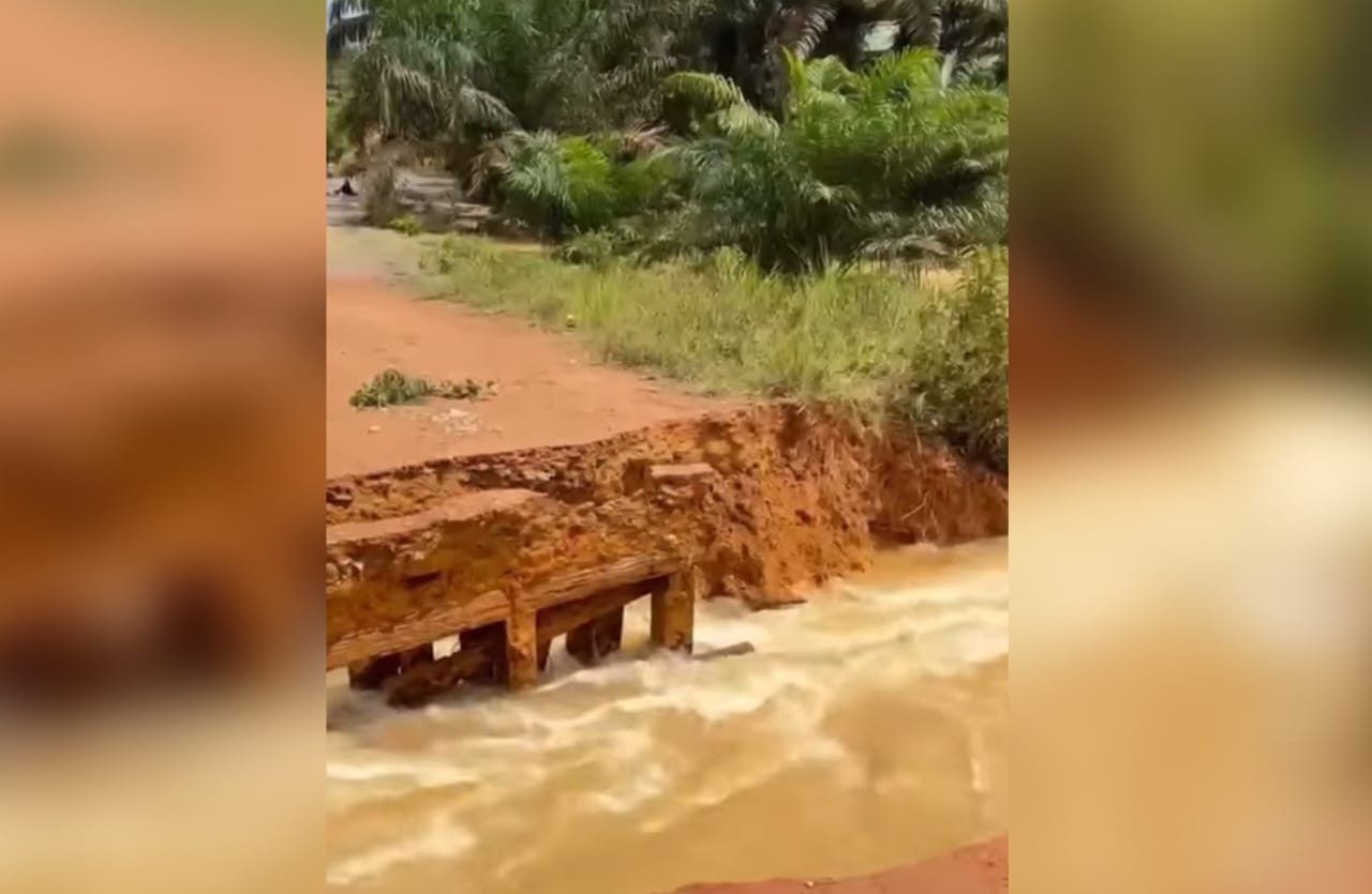 Jalan antardesa di Kecamatan Telaga Antang Putus tiga desa terancam terisolasi.