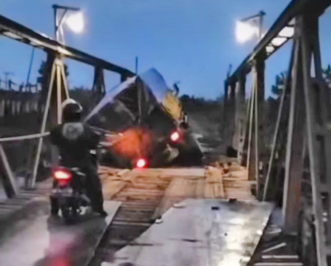Kondisi Jembatan Alternatif Sei Lenggana jebol lagi, tampak besi plat landasan sudah bergeser, Jumat (13/9/2025).