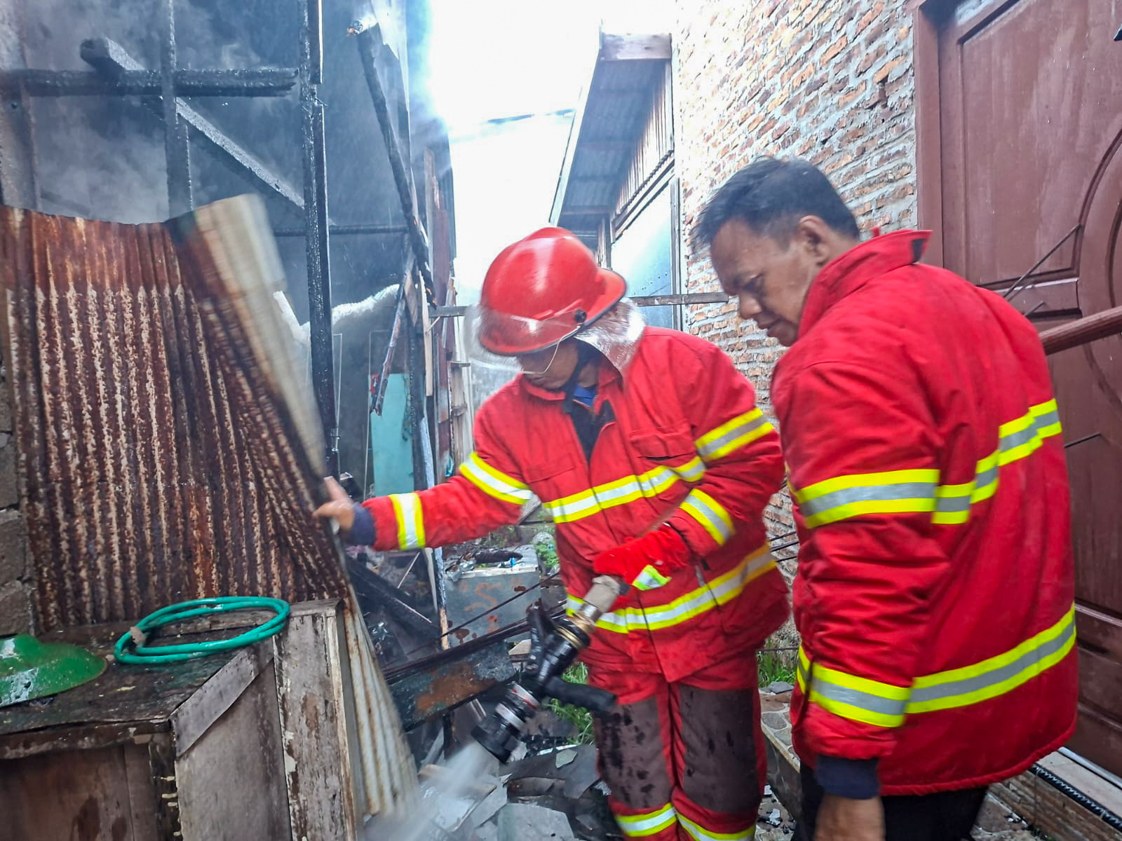 Dinas Pemadam Kebakaran Kabupaten Seruyan memadamkan api di rumah warga Jalan Letjen S. Parman, Desa Persil, Kecamatan Seruyan Hilir, Kabupaten Seruyan, Rabu (10/9/2025) sore.