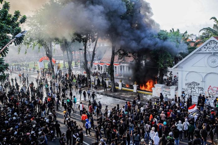 KERUSUHAN : Massa pengunjuk rasa terlibat bentrokan dengan aparat kepolisian di depan Gedung Negara Grahadi, Surabaya, Jawa Timur, Jumat (29/8/2025). (Riana Setiawan/ Jawa Pos)