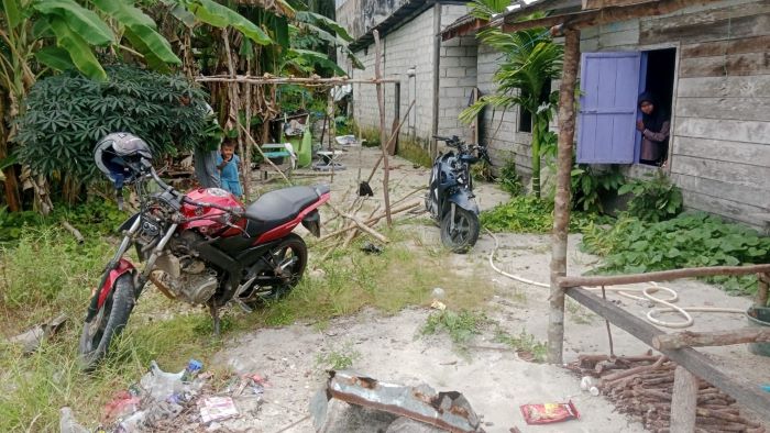 LAKA LANTAS : Kendaraan milik korban kecelakaan di RT 09, Desa Kubu, Kecamatan Kumai, Kabupaten Kotawaringin Barat, dititipkan di rumah warga, Jumat (12/9/20205). FOTO: DOK. ERNAWATI/RADAR SAMPIT