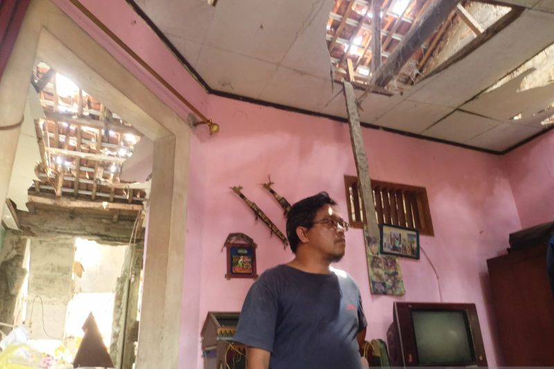 Warga menunjukan rumah rusak dampak dari ledakan misterius di permukiman RT/RW 03/01, Kelurahan Pondok Cabe Ilir, Kecamatan Pamulang pada Jumat subuh (12/9/2025). (ANTARA/Azmi Samsul Maari)