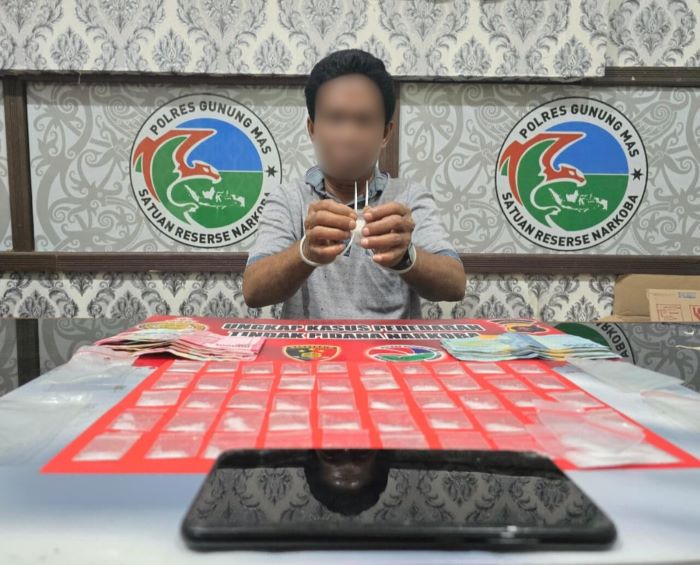 NARKOBA : Tersangka M menunjukkan barang bukti narkoba jenis sabu di Mapolres Gumas, Jumat (12/9/2025). FOTO : HUMAS POLRES GUMAS/RADAR SAMPIT