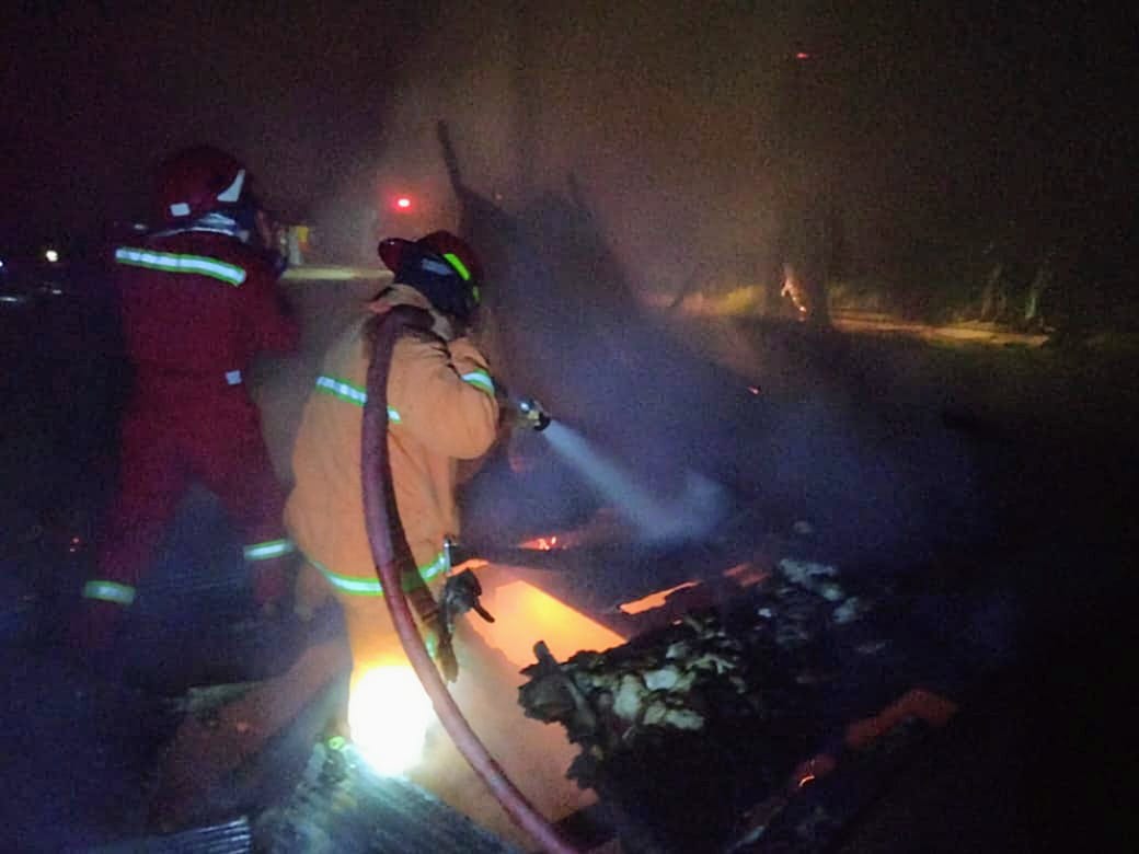 Petugas bersama warga memadamkan api yang membakar bangunan rumah di Desa Handil Sohor, Kamis malam (11/9/2025).