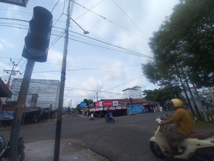 TIDAK BERFUNGSI: Alat Pemberi Isyarat Lalu Lintas (APILL) atau lampu lalu lintas di simpang Jalan Adam Malik, Kuala Pembuang, Seruyan, tidak menyala. FOTO: RIFANI/RADAR SAMPIT