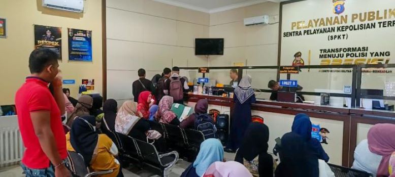 ANTRE: Pelayanan SKCK akhir pekan di Mapolres Seruyan dipadati pemohon untuk syarat PPPK paruh waktu, Sabtu (13/9/2025). FOTO: RIFANI/RADAR SAMPIT