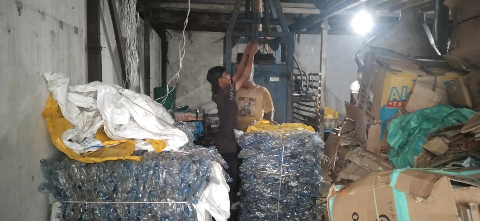 Aktivitas bank sampah di Jalan Pangeran Antasari Kecamatan Mentawa Baru Ketapang.