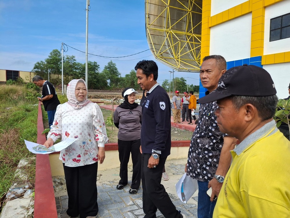 Bupati Kotawaringin Barat Nurhidayah meninjau Sport Center pada Sabtu 13 September 2025. Lokasi ini akan menjadi pusat kegiatan Porprov 2026 mendatang