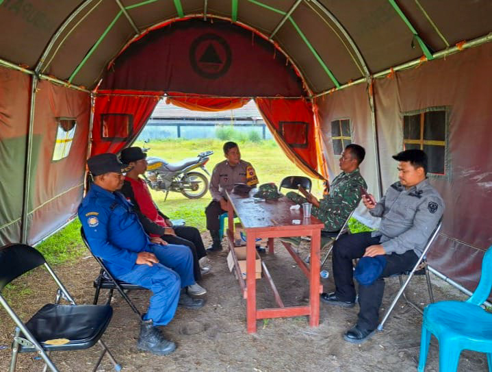 Sejumlah personel lintas sektor bersiaga di posko bencana di BPBD Seruyan, Senin (15/9).