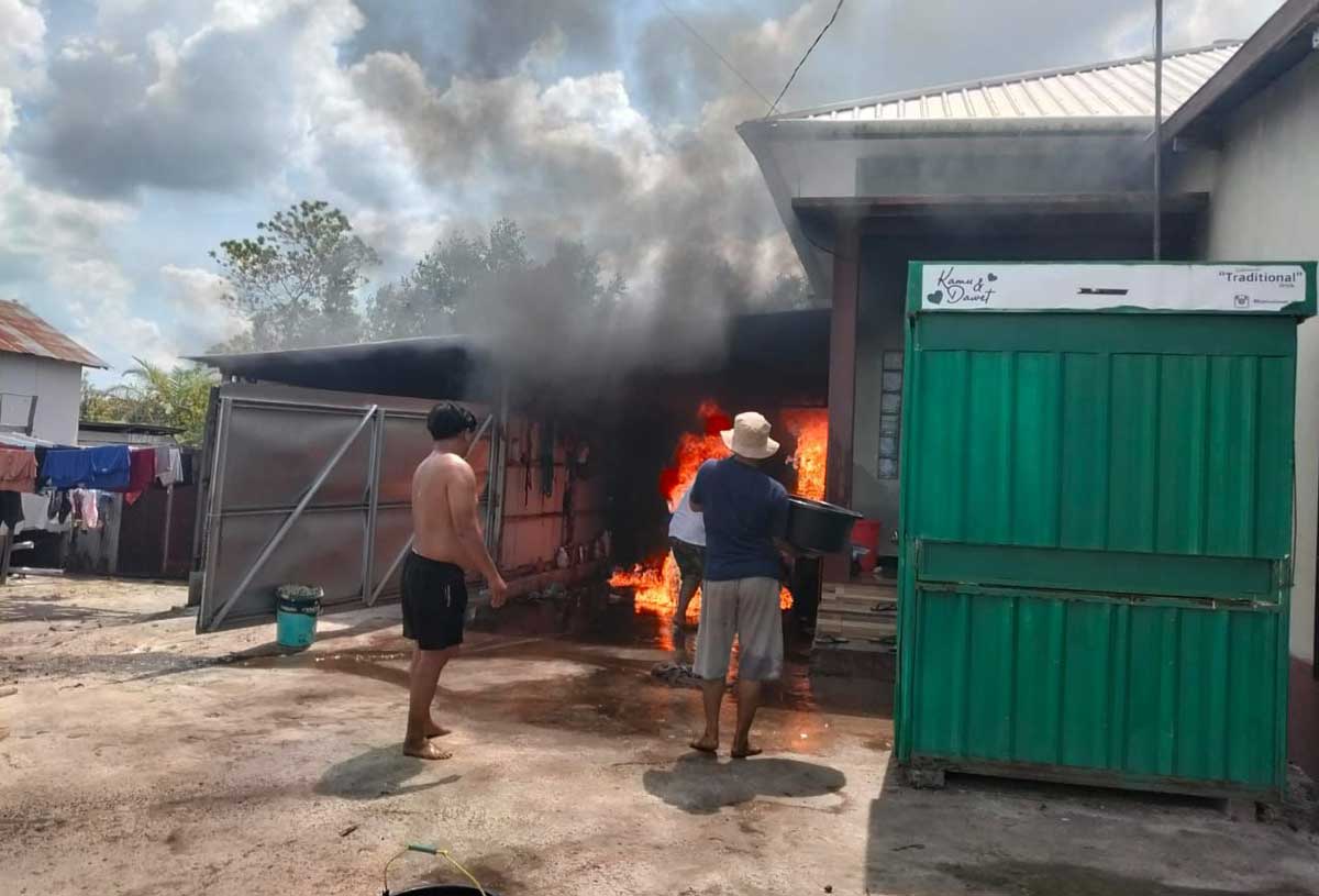 MEMBARA: Kebakaran di sebuah garasi di Jalan Batu Ampar, Kelurahan Kereng Bangkirai, Kota Palangka Raya, Minggu (14/9/2025).